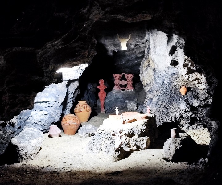 Одна з експозицій трипільської культури у печері